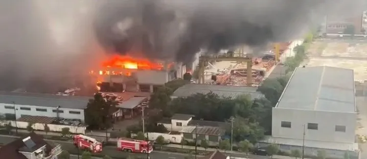 浙江省|今早，浙江一汽修厂起火，现场浓烟滚滚