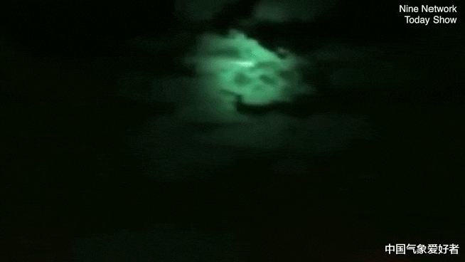 UFO▲灾难前兆还是飞碟降临？澳洲夜空突现神秘飞行物，发出耀眼绿光！