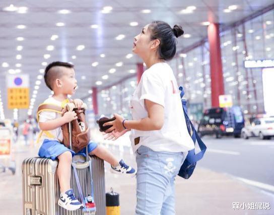 t恤|瘦身后的何洁美出少女感，穿T恤牛仔裤带娃走机场，哪像三娃妈？