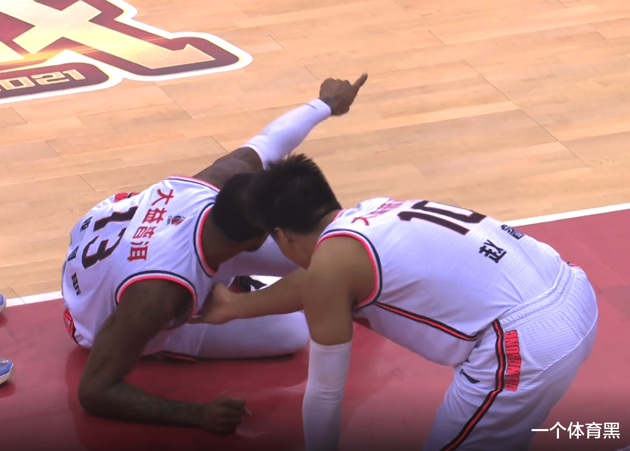 杜锋|王骁辉恶犯,裁判不想看回放,杜锋:打一辈子球,这动作我会不知道?