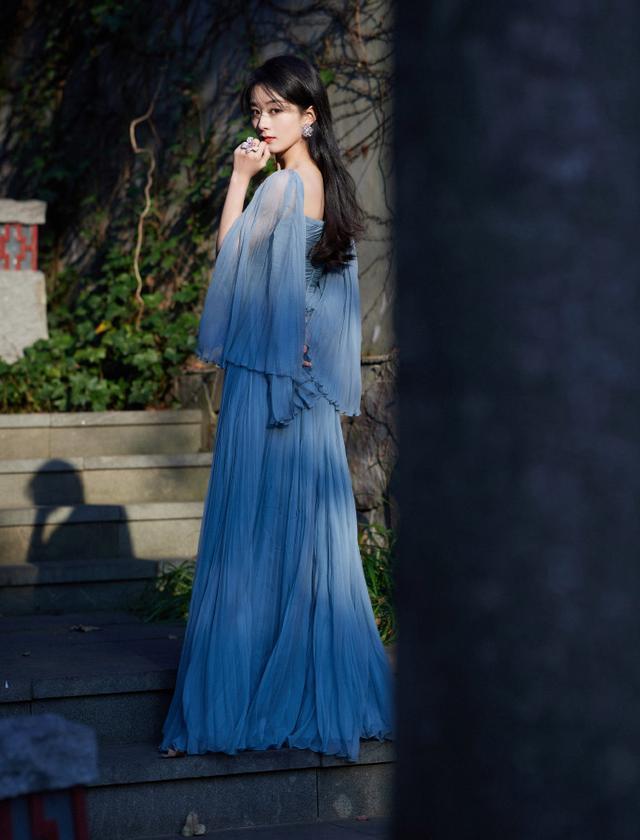 趙麗穎生娃後氣質更高級，藍色禮裙仙氣優雅，美成“花千骨”模樣-圖4