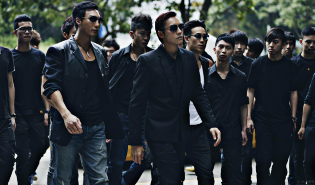 [成龙]这部电影阵容厉害，却很暗黑，成龙: 演员都是黑社会用枪逼才拍的