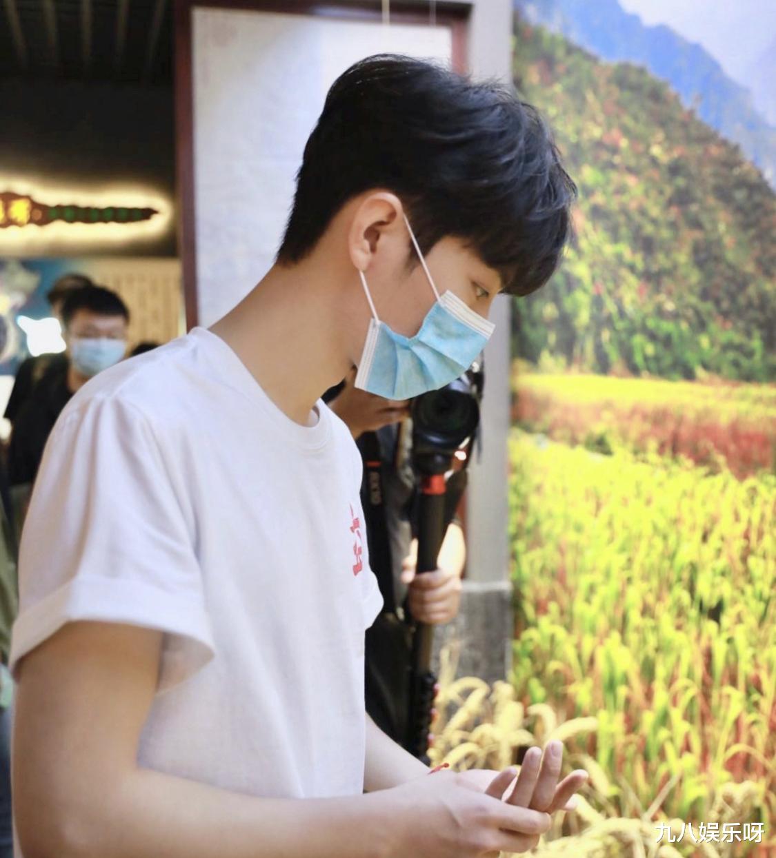 『肖战』肖战被“CCTV电视剧”官博点名表扬，跳出饭圈，他做到了