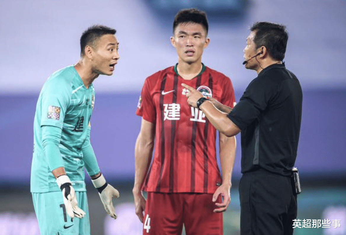 河南建业|中超诡异一幕！建业门将停球后“暂停”比赛，目送对方打进空门！