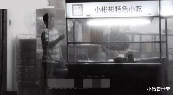 「小小彬」他给亲爸买豪宅, 赚钱给后妈整容, 皮肤溃烂却遭袖手旁观, 今怎样了