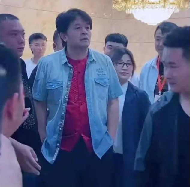 鹿鼎记|61岁毕福剑商演捞金，与美女发生争执，网友力挺美女批他耍大牌
