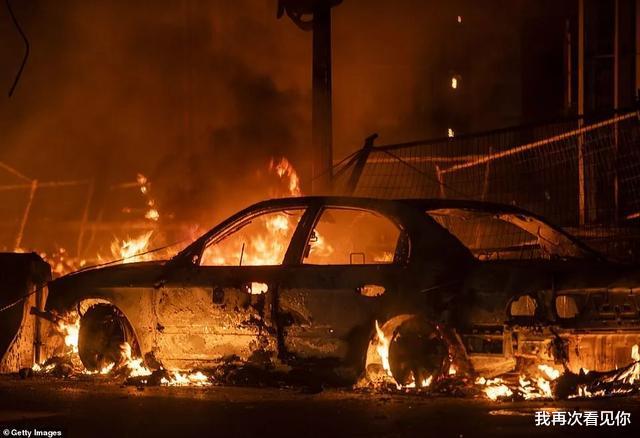 『美国』美国突发大规模暴动！万人洗劫全城 纵火烧楼 市民当街惨死