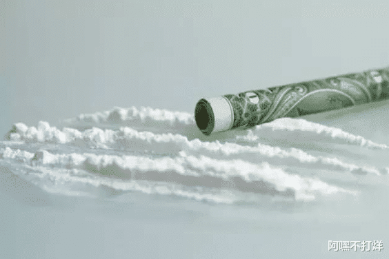 面粉|电影吸毒镜头中,演员吸的到底是啥?不是奶粉面粉,竟然是这个?