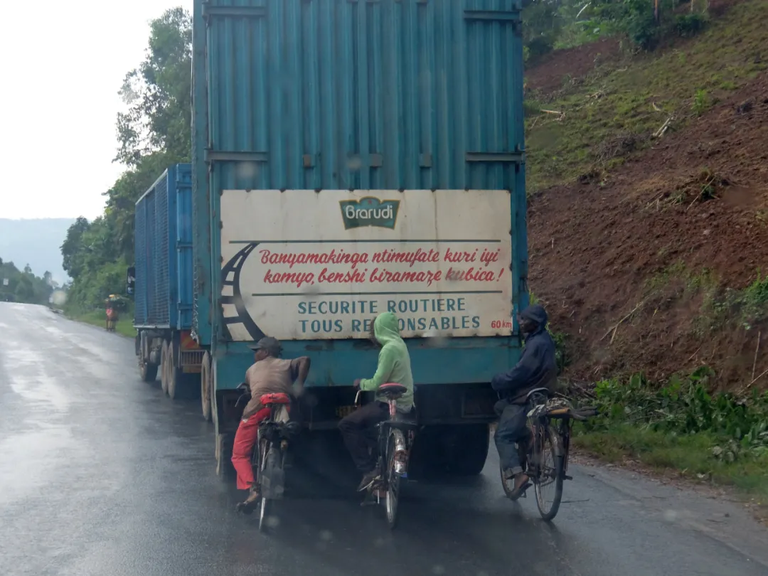 非洲小國的“自殺香蕉人”：每輛卡車後面都掛著一串自行車-圖3