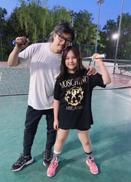 王诗龄|李湘老公女儿尬舞，王诗龄腰比爸爸还粗，减肥没见啥效果