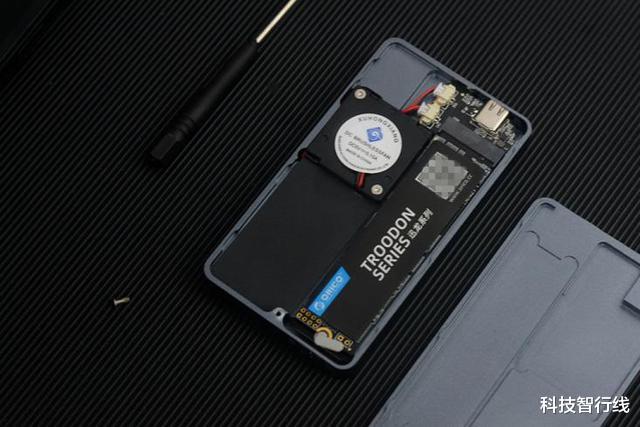 |移动硬盘盒增加了主动散热和温度数显,散热效果看得见