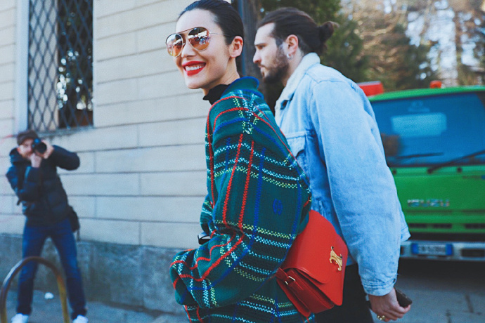 「穿衣搭配」超模刘雯气质开挂，穿墨绿色针织外套配黑色休闲阔腿裤，高级大气