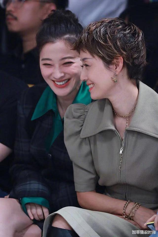 『梅婷』梅婷老公原来长这样！夫妻俩手牵手亮相大11岁老公好羞涩，太像路人