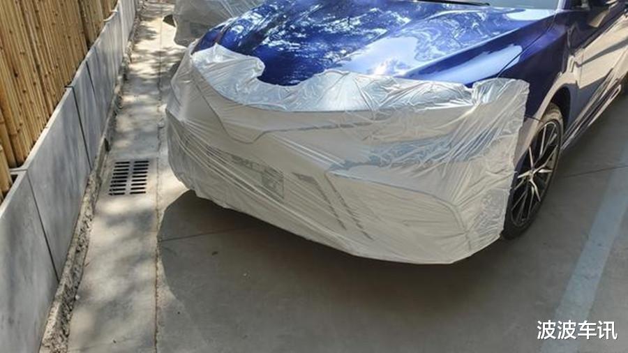 國產新款豐田凱美瑞實車曝光，前臉變化明顯，換裝懸浮式大屏-圖2