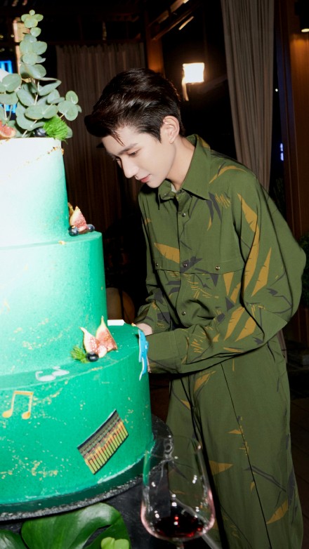 王源|王源单曲《鱼缸旅馆》上线酷狗，情感细腻引让听众共情