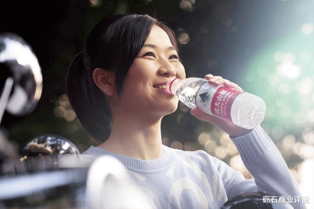 派息■农夫山泉“圈钱”局：左手分红百亿现金，右手融资10亿美金