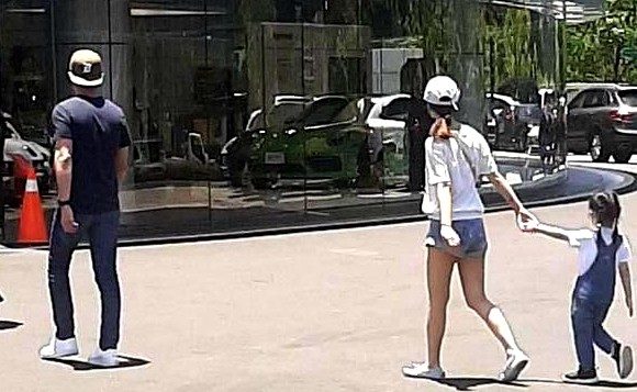 「林心如」林心如夫妇现身派对,华哥在角落腼腆微笑,遥望老婆豪迈怀抱男友人