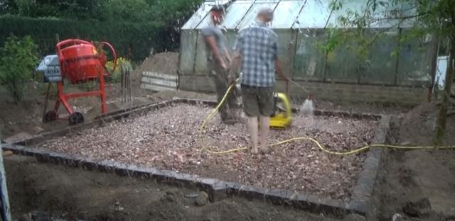 |我家院子红砖全翘掉了，这种毛石板铺院子，有种青石巷的美感！