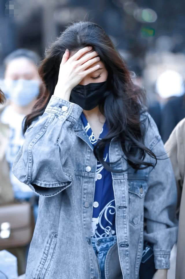 #杨幂#杨幂戴口罩懒得化妆,挡脸的手移开,看清双眼皮,P都不敢这么P