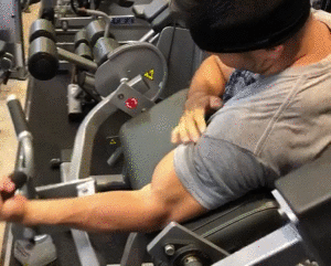 深蹲|181cm日本肌肉壮男走红，每天深蹲练出大粗腿，网友不淡定了....