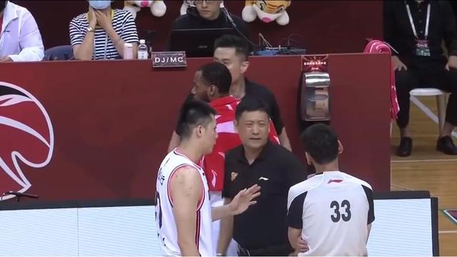 杜锋|吃到技术犯规后，杜锋依旧怒骂不停，裁判为何不敢把他罚出去？