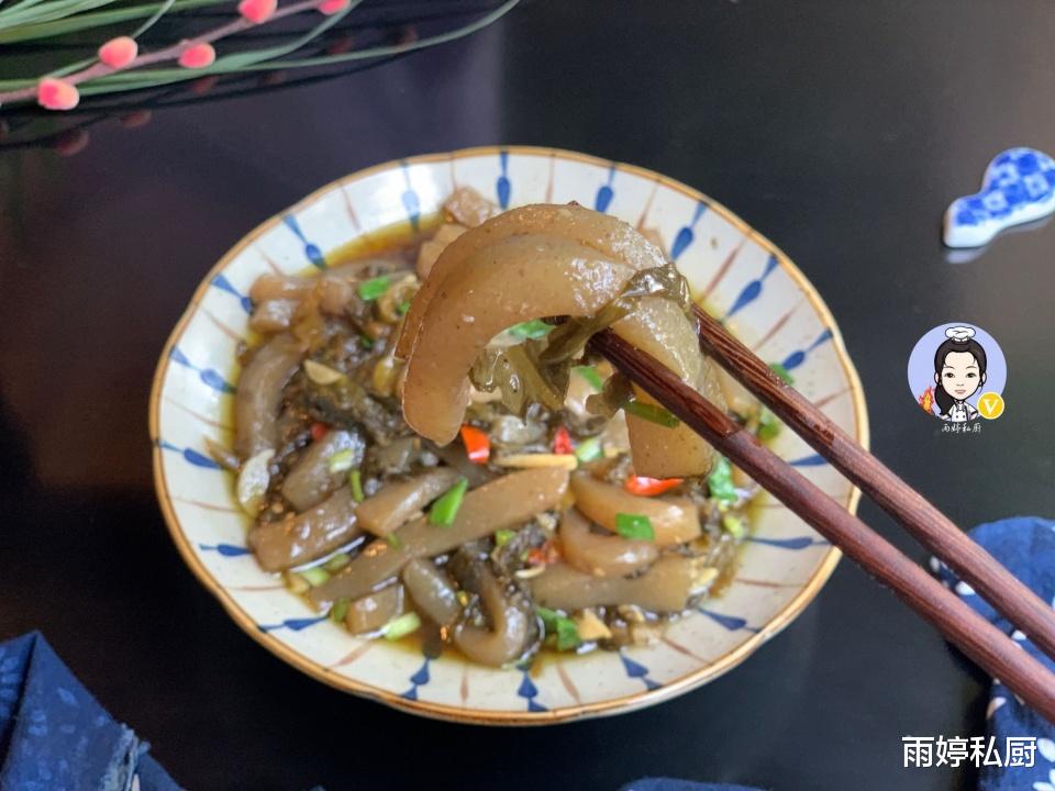 『豆腐』这菜长得丑，却被称为“清道夫”弹滑软嫩，天气越热越爱吃它