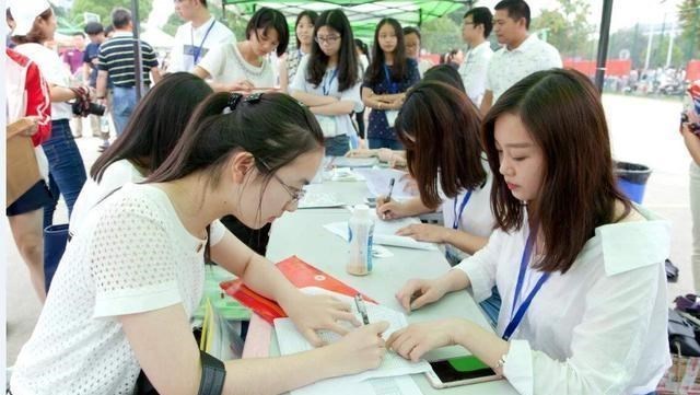 |大一新生开学，被子是自己带还是到学校再买？听听学姐怎么说