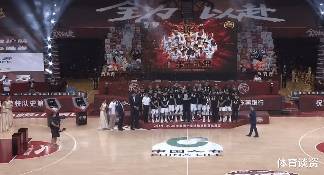姚明|广东夺冠颁奖！2米29姚明抢戏，不上颁奖台仍比徐杰高，全程难见笑容