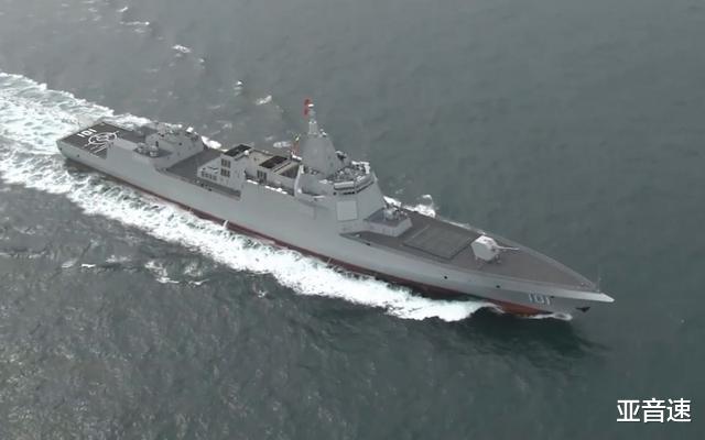 驱逐舰@055首次远航,海上补给画面曝光,这次排水量终于显大了