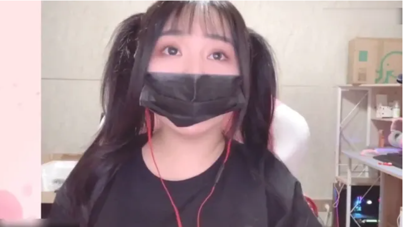 粉色▲小团团再次露脸，粉色睡衣显臃肿，为自证扎起双马尾模样看呆粉丝