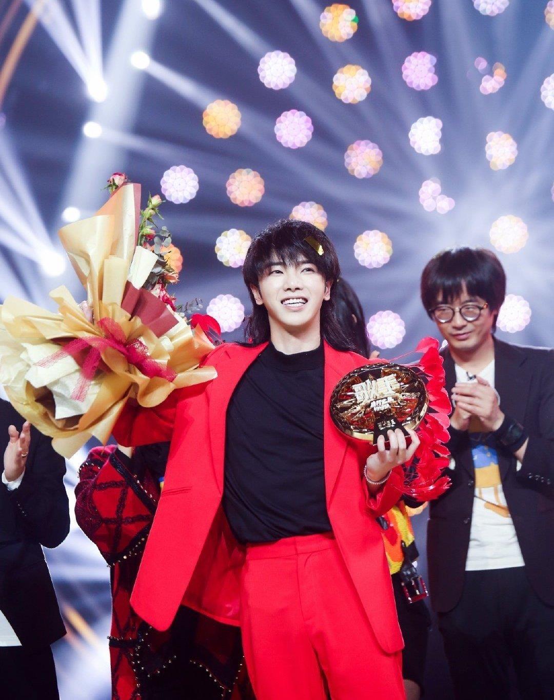 『华晨宇』何炅宣布华晨宇夺冠封王时，注意左边袁娅维手势和口型，心知肚明