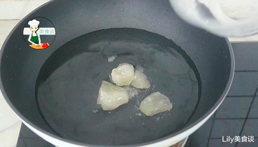 冰糖|冬天，苹果葡萄可不吃，但此果别错过，煮一煮营养高，女人常吃皮肤好