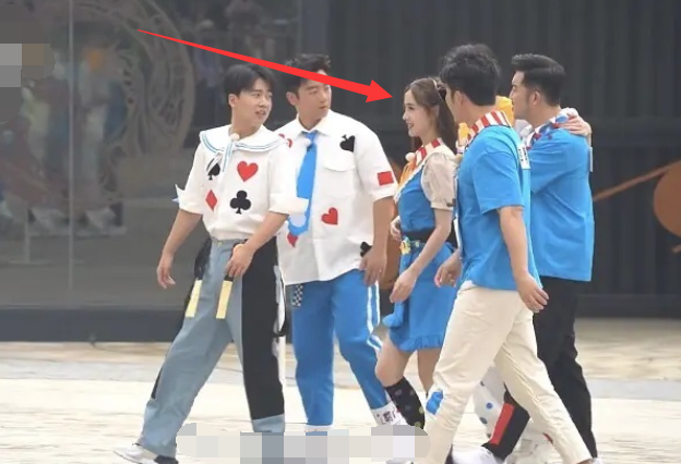 「奔跑吧兄弟」baby录跑男是有多着急?裙子没提好,一边长另一边短