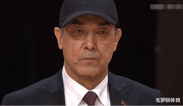 周琦|突发!周琦被压膝盖6人抬出场,现场连担架都没,阿的江脸色铁青