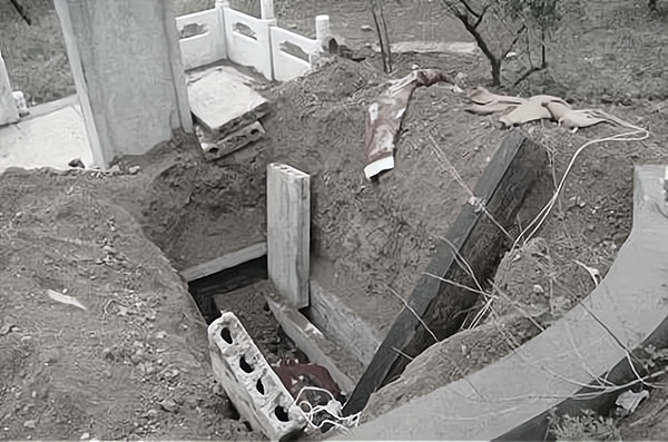 导师疯了 回顾绫濑水泥杀人案：19岁少女遭上百次强暴，被玩弄致死