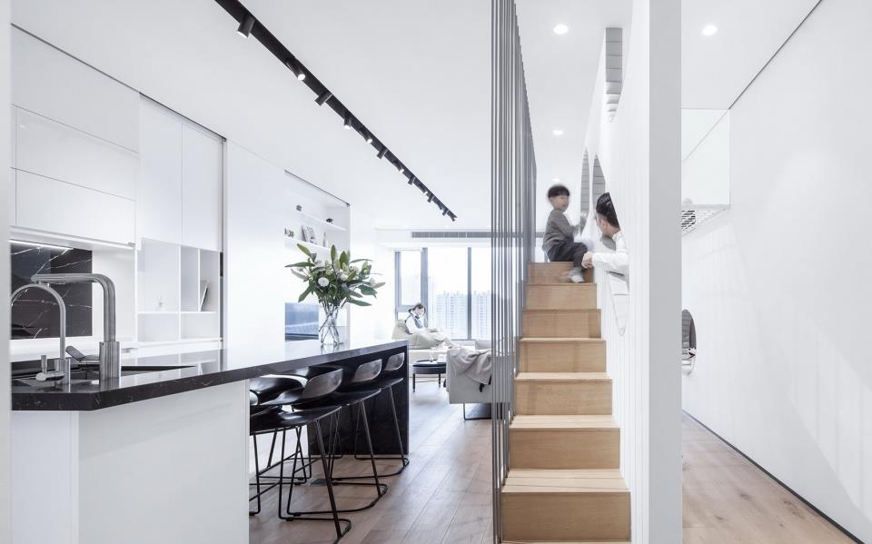 |她家180㎡的大宅，坚持把沙发往前挪2米，改出一座“秘密花园”