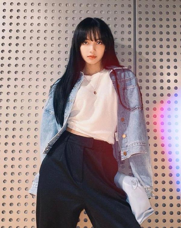 【lisa】又被“甜豆”lisa萌到了!黑色直发造型太可爱,减龄俏皮还显脸小