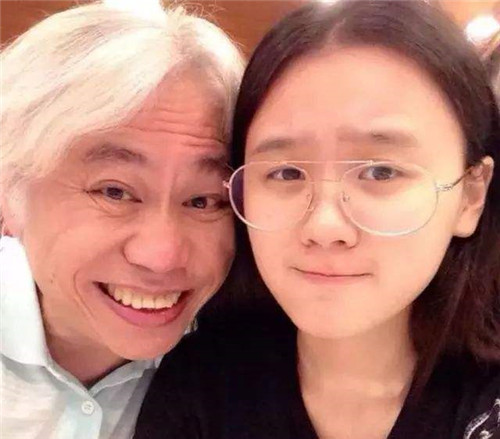 林靖恩|因“爷孙恋”走红的林靖恩，64岁丈夫面容憔悴，她已失去纯真笑容