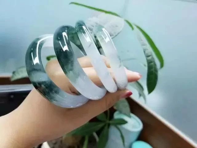 【翡翠】一块本以为切垮的南齐原石，黑暗中终遇曙光，成品美得不敢相信！