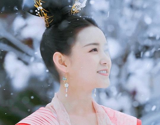 『谢大脚』《三千鸦杀》刚开播，蒋依依新剧又来了，造型比帝女还要美！