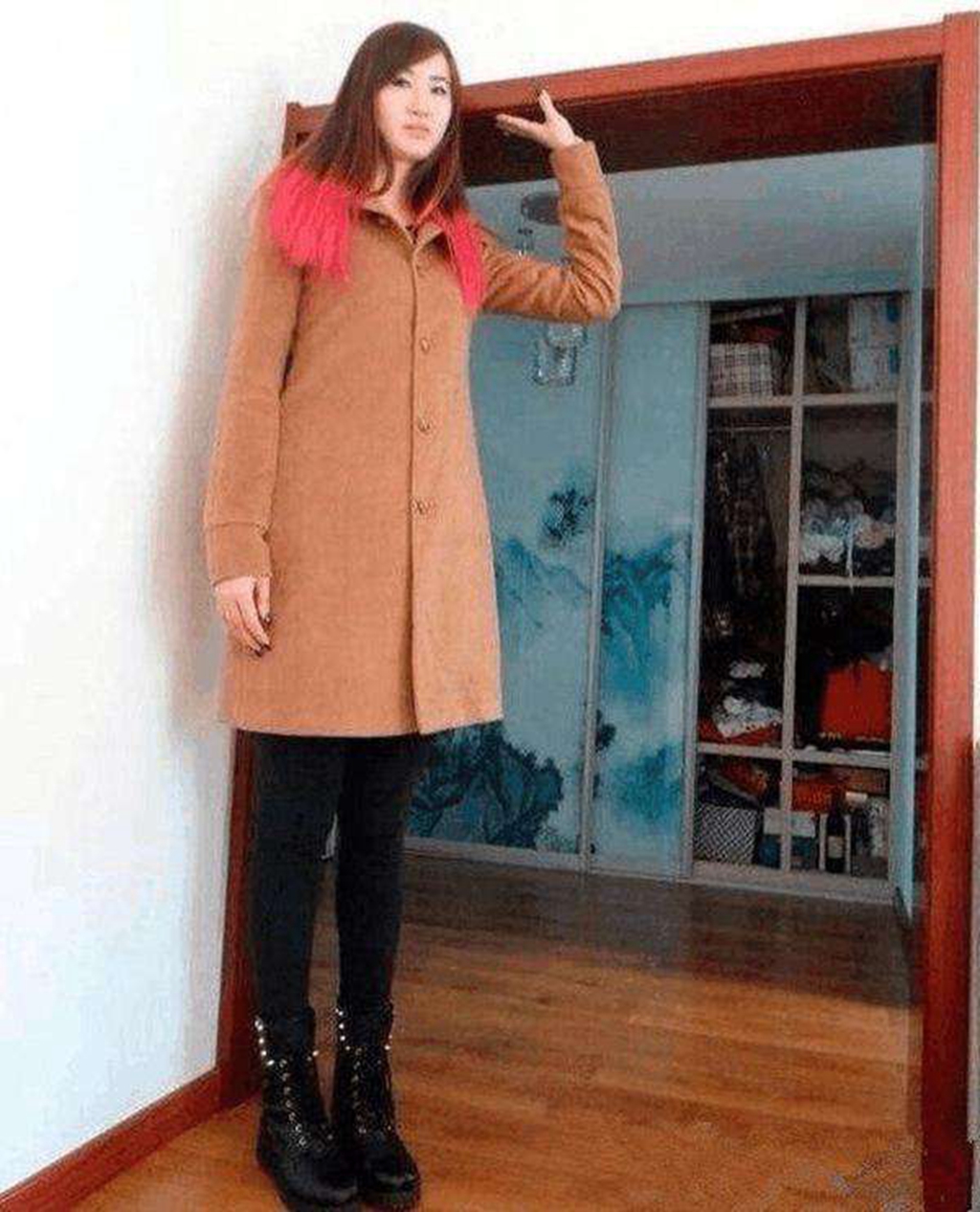 [女篮]女篮球员嫁到农村！身高1米97比丈夫高，家人为她专门更换门栏