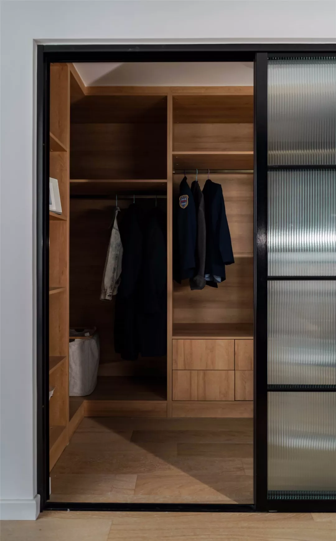 『』94平北欧，沙发墙改成小吧台，衣帽间装黑框推拉门，通透实用！