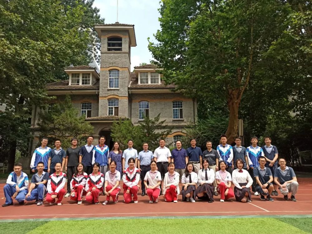 录取通知书|27个南大、19个东大!高校专门来这所中学送录取通知书