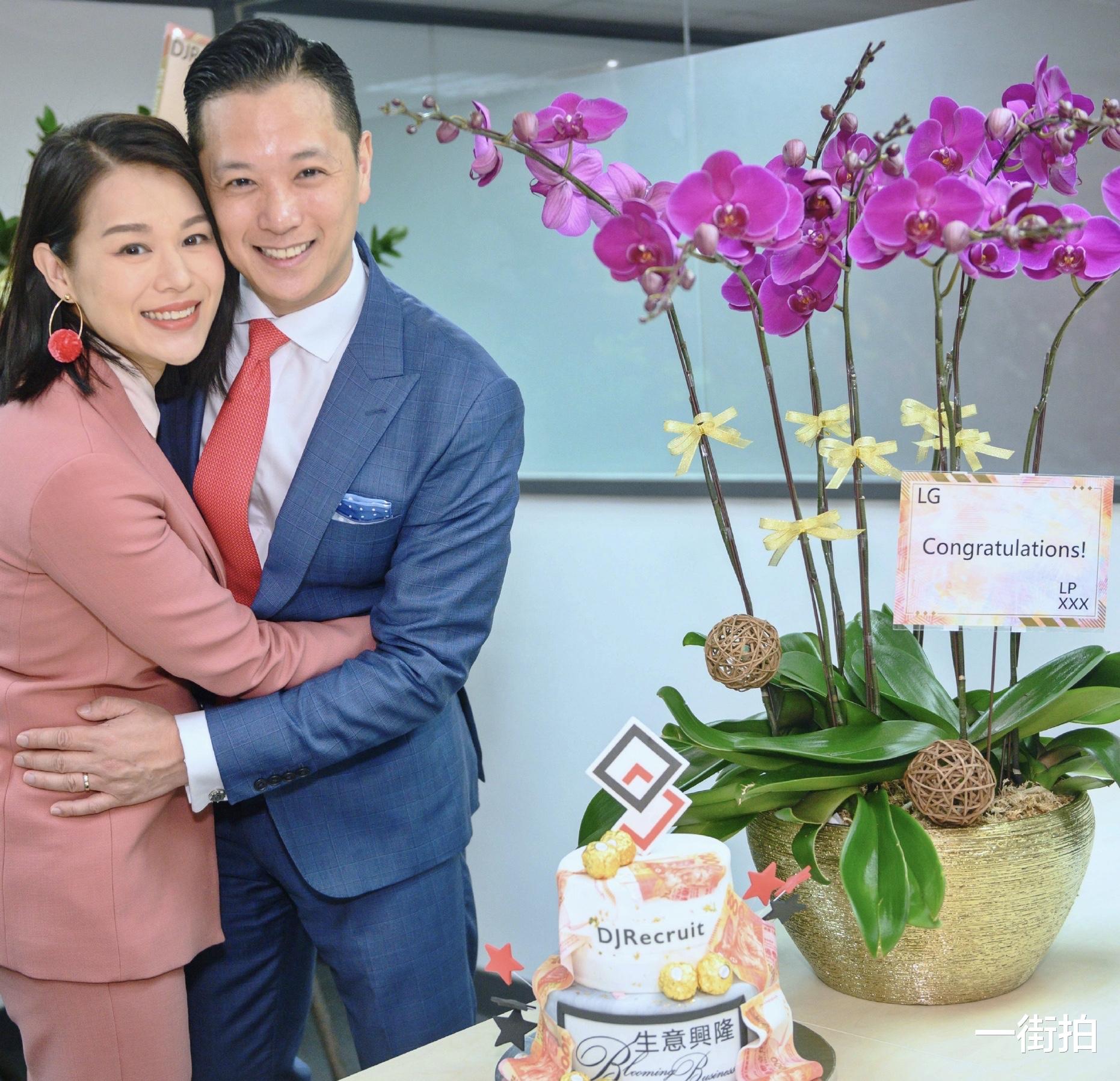 胡杏儿▲胡杏儿三口日常郊游,素颜杏儿皮肤蜡黄没气色,生完娃果然老不少