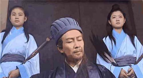 司马懿|空城计的疑点，其实是诸葛亮身旁站的2个童子？难怪司马懿会撤兵