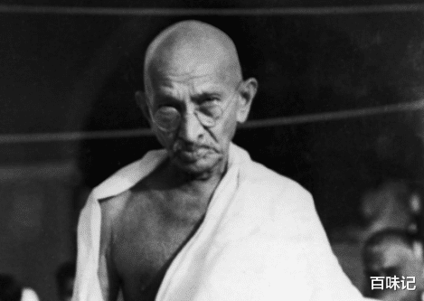 甘地传|圣雄甘地老照片：长期与少女同浴同睡，死后女信徒为其殉葬！