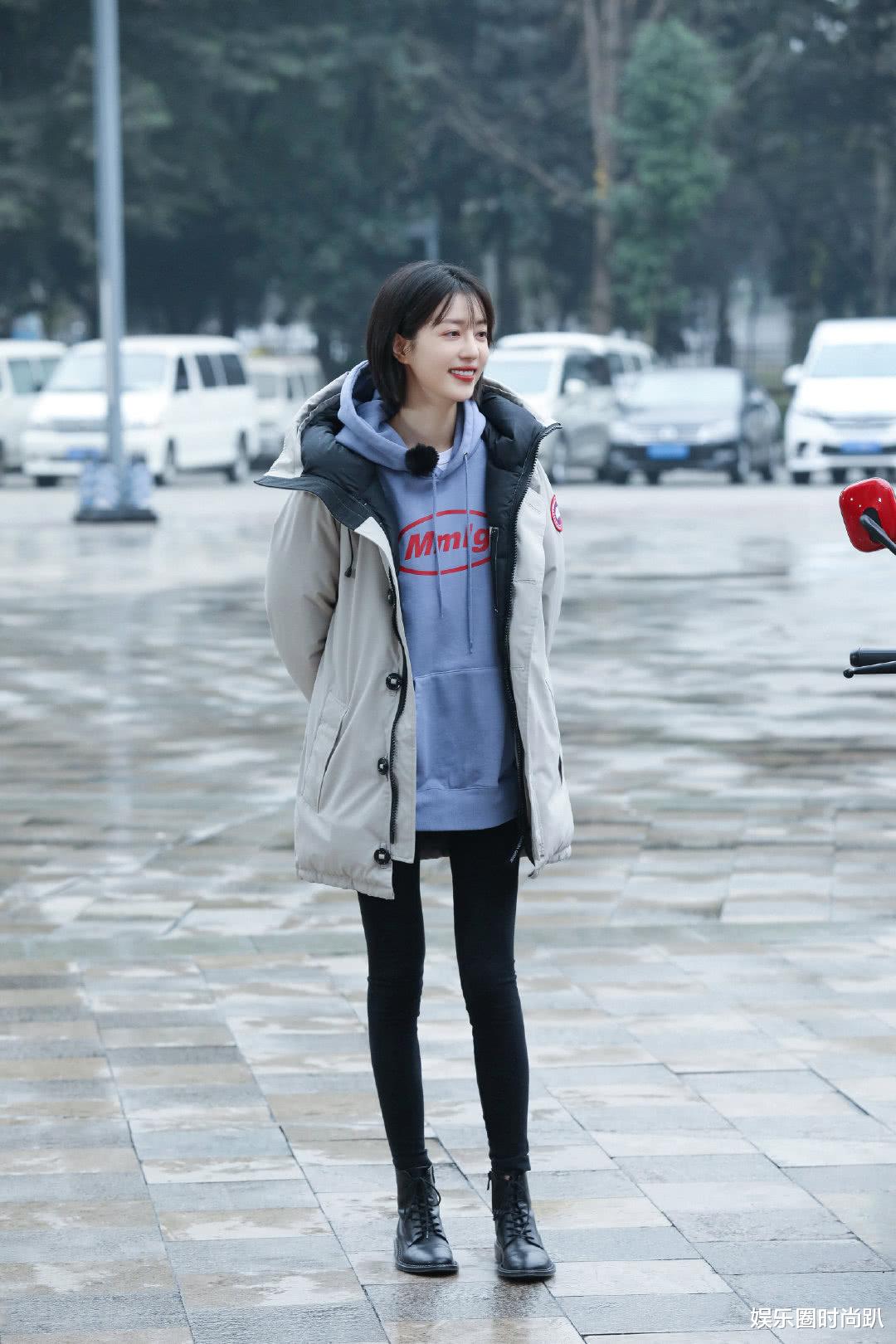 李溪芮：李溪芮的腿细得太过分了？撑不起铅笔裤，大腿还没孙艺洲胳膊粗！