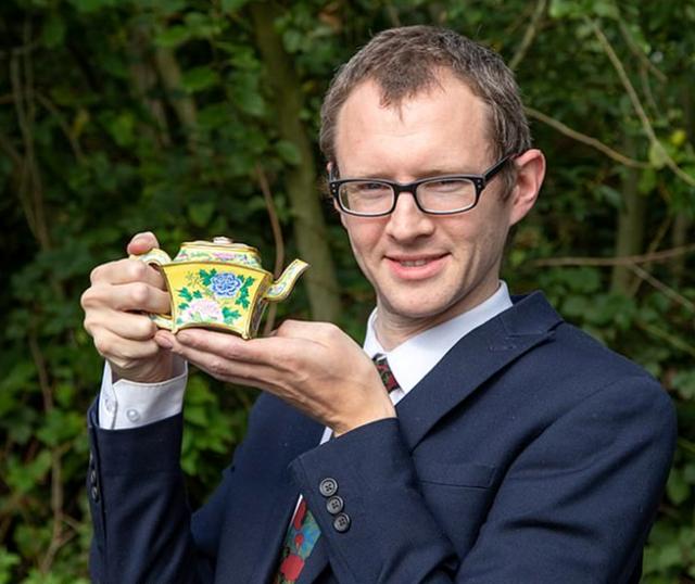 睹图|英国男子清扫车库时发现一个酒壶，竟是乾隆年间卖了340万