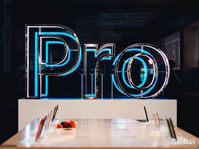 iphone12|iPhone 12 Pro真机后盖曝光,小屏用户最后的倔强!