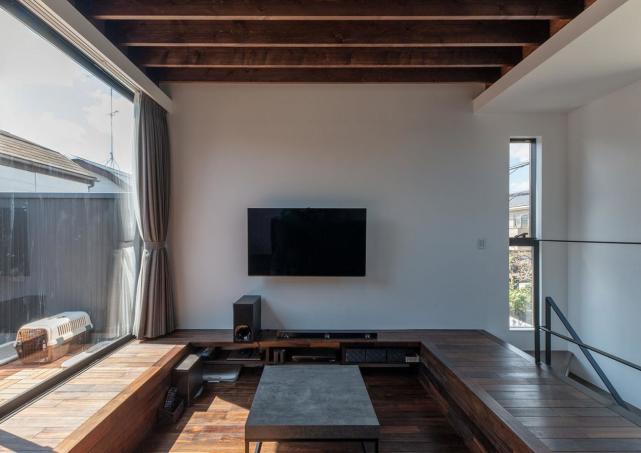 |老公亲自设计装修，非要在客厅挖个坑，说可以省买沙发和电视柜